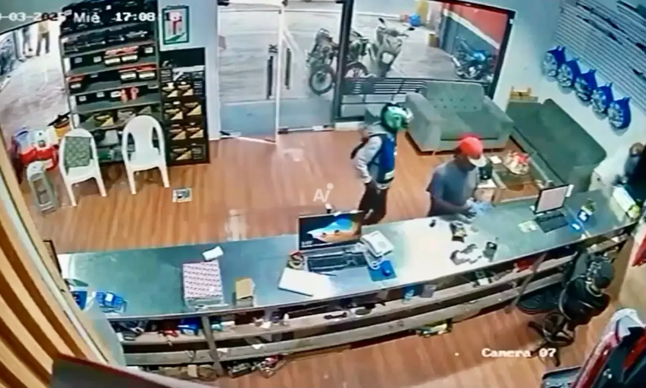  Sicario balea a comerciante en tienda; vecinos y perro lo detienen | VIDEO 
