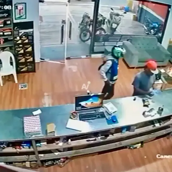 Sicario balea a comerciante en tienda; vecinos y perro lo detienen | VIDEO