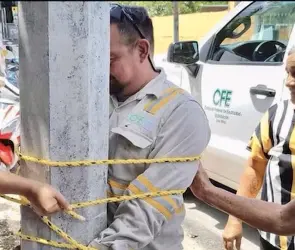 Trabajador de la CFE es amarrado a poste por un apagón en Yucatán