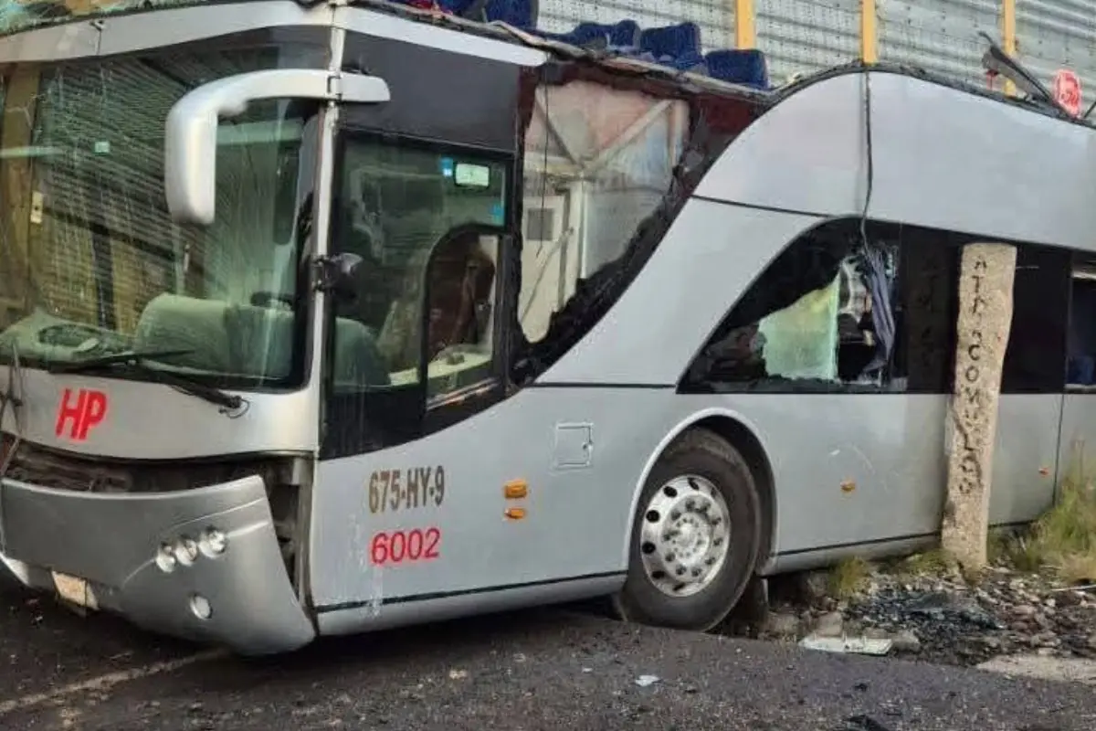  Tren destroza autobús de pasajeros; reportan 9 muertos 