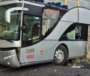 El momento exacto en que tren destroza autobús repleto de pasajeros en Atlacomulco; reportan 9 muertos