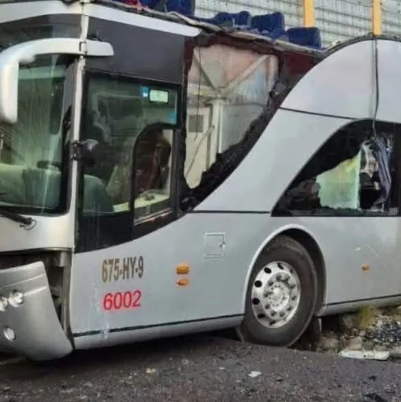 El momento exacto en que tren destroza autobús repleto de pasajeros en Atlacomulco; reportan 9 muertos