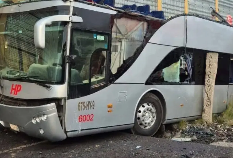 Tren destroza autobús de pasajeros; reportan 9 muertos Tren destroza autobús de pasajeros; reportan 9 muertos