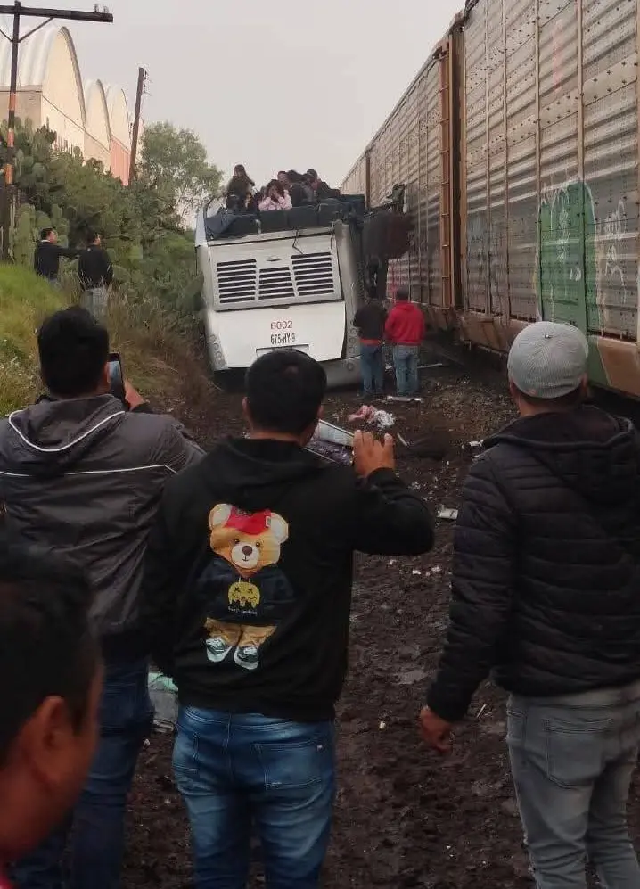 Autobús de pasajeros fue embestido de lleno por un tren @MrElDiablo8