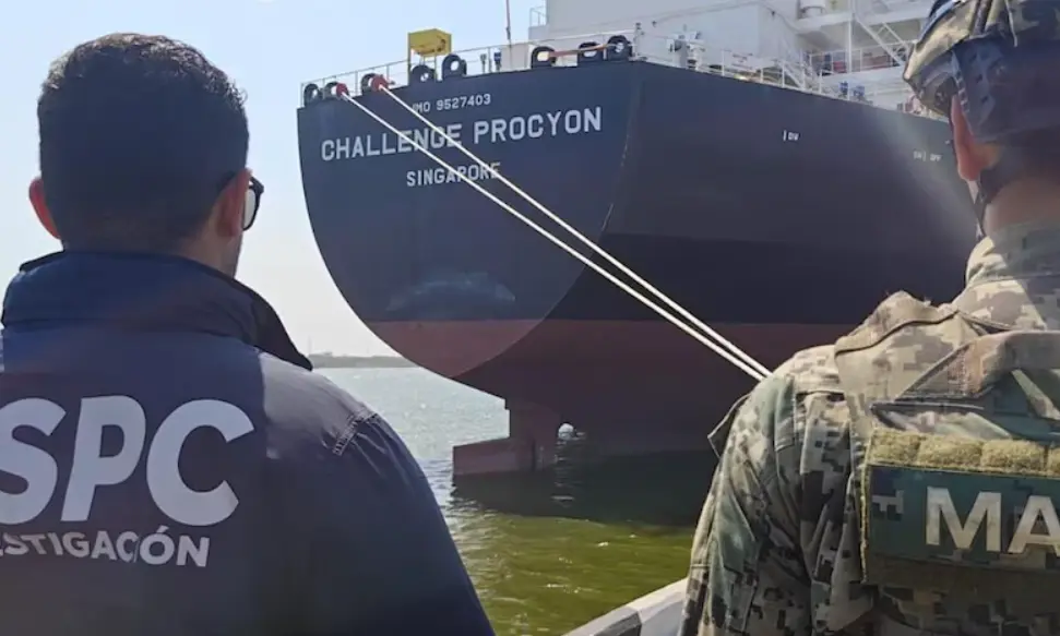 Uno de los momentos clave ocurrió en marzo pasado, cuando se incautó un buque en el puerto de Tampico con 10 millones de litros de diésel, así como 190 contenedores, tractocamiones y remolques. Semar.