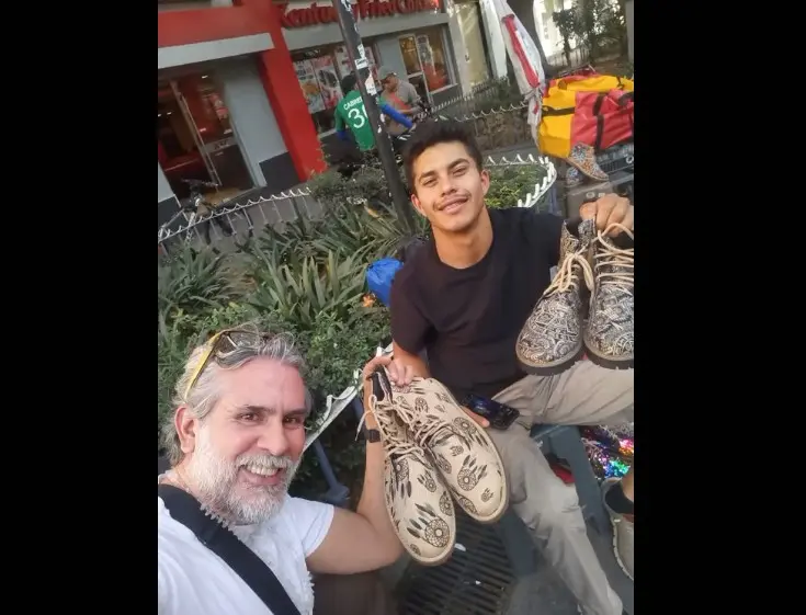 Carlos Amador con su nuevo negocio de venta de zapatos TikTok