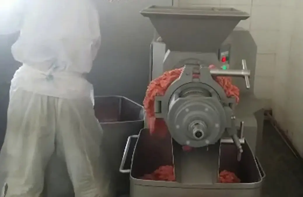El funcionamiento de un molino consiste en un sinfín que arrastra el producto alimenticio hacia una cuchilla que gira contra un disco: la cuchilla corta el producto. Especial.