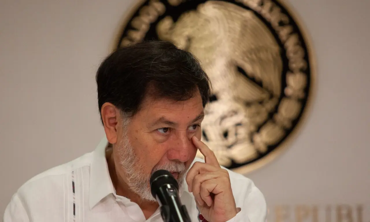 Gerardo Fernández Noroña acusa una campaña negra en su contra tras enfrentar reclamos por misoginia y protestas por su casa de 12 mdp. 