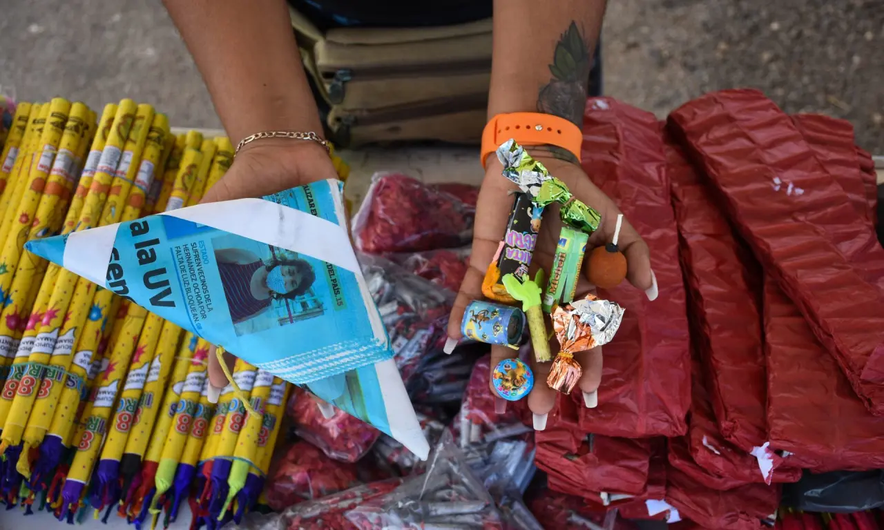  Aunque la pirotecnia sea una tradición muy arraigada en México, hacerlo de forma indebida puede derivar en multas de hasta miles de pesos. 