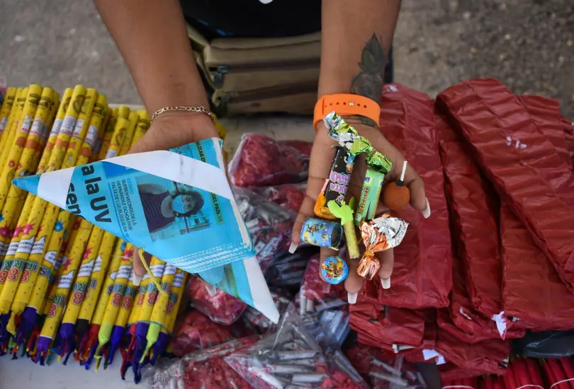 Aunque la pirotecnia sea una tradición muy arraigada en México, hacerlo de forma indebida puede derivar en multas de hasta miles de pesos.