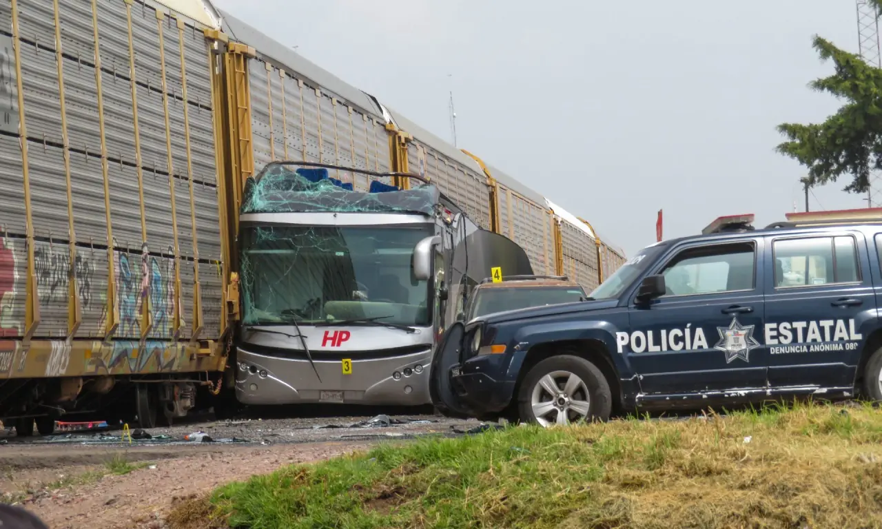  Fotos de la tragedia: así quedó el camión de pasajeros que fue embestido por tren en Atlacomulco 