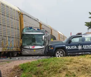 Fotos de la tragedia: así quedó el camión de pasajeros que fue embestido por tren en Atlacomulco