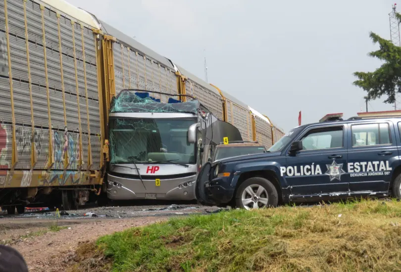 Fotos de la tragedia: así quedó el camión de pasajeros que fue embestido por tren en Atlacomulco Fotos de la tragedia: así quedó el camión de pasajeros que fue embestido por tren en Atlacomulco