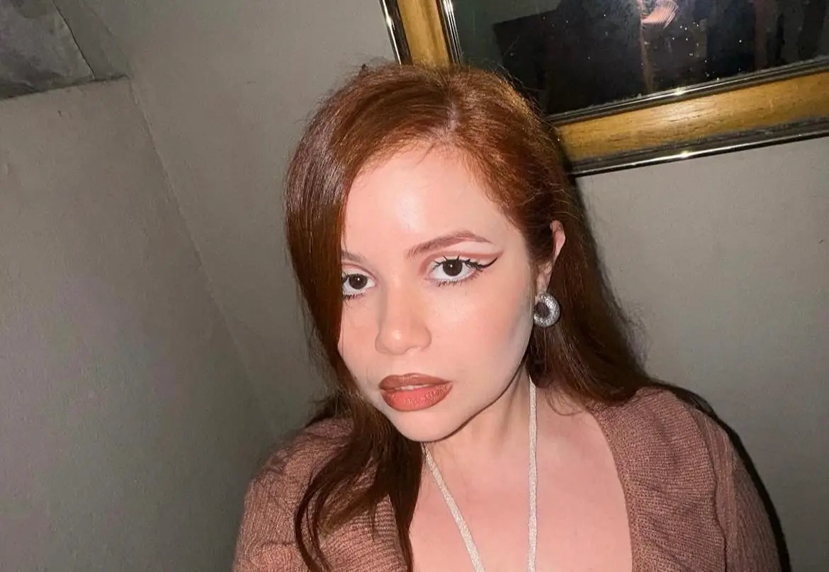 Sus canciones exploran temas como el amor y la feminidad, con influencias de pop alternativo, urbano y electrónico.<br>