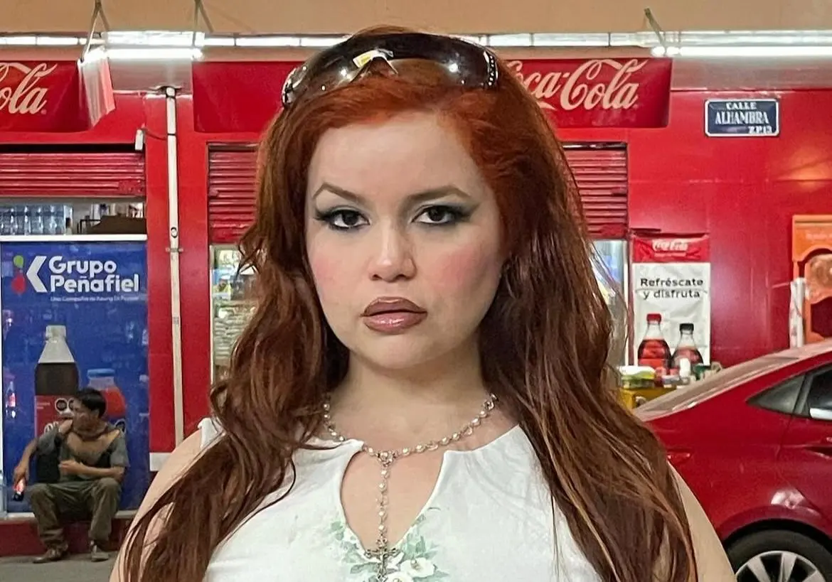 También realiza algunas sesiones de fotos profesionales para promocionar sus sencillos.