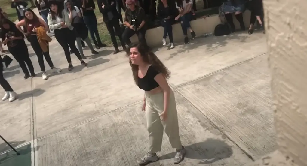 Dentro de las instalaciones de la Universidad Autónoma de Nuevo León, Daniela hizo una coreografía para protestar.