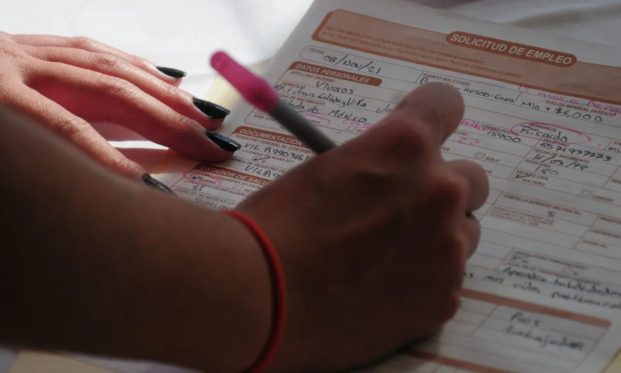  El programa social otorga un apoyo económico temporal a quienes perdieron su trabajo formal por causas ajenas a su voluntad. 