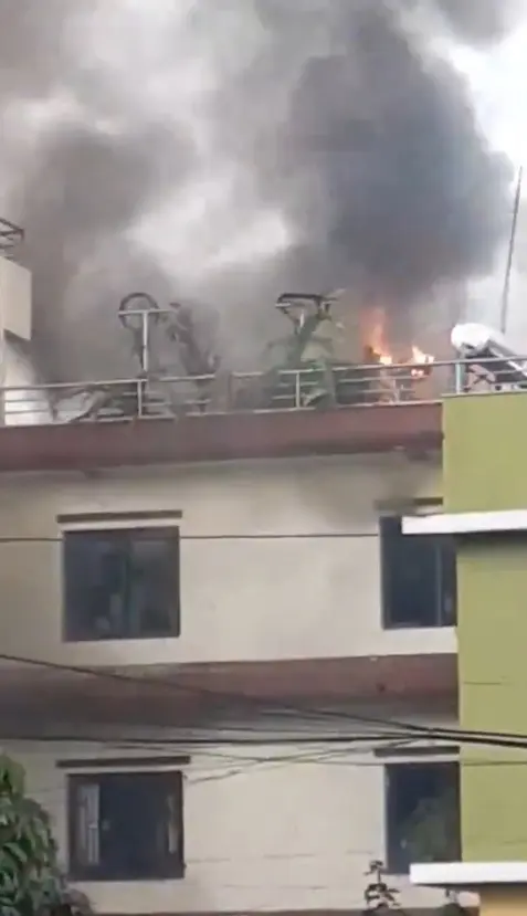 Las imágenes difundidas en medios locales mostraron densas columnas de humo negro saliendo del complejo parlamentario. Captura de pantalla.