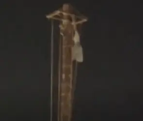 Turista presuntamente ebria escala mástil de voladores de Cuetzalan y amenaza con lanzarse