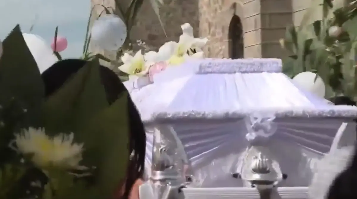 Vestidos de blanco y negro, con globos, flores y algunos juguetes en las manos, los habitantes de la comunidad caminaron detrás de las carrozas fúnebres. X.