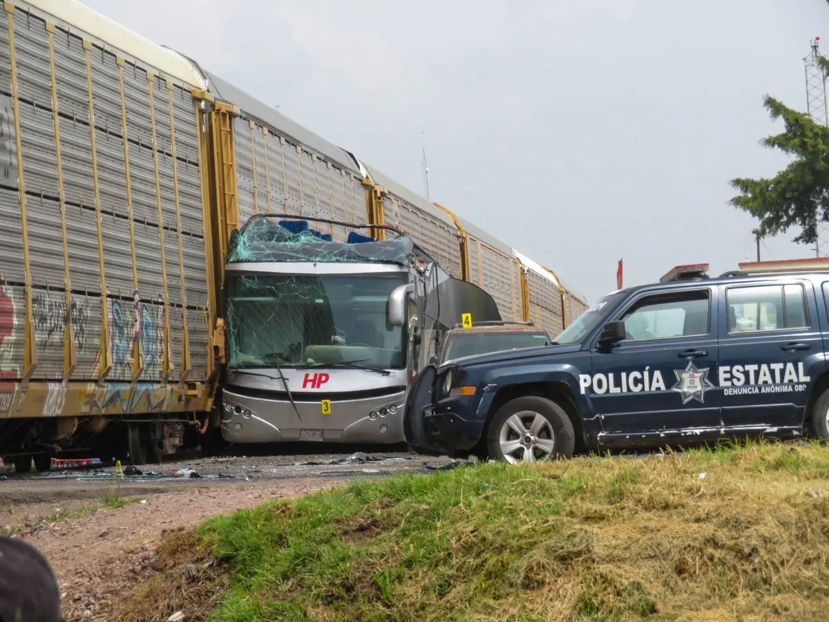 Accidente de tren y autobús en Atlacomulco Cuartoscuro