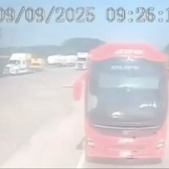 Momento exacto en que tráiler impacta autobús de ADO en la Córdoba-Veracruz