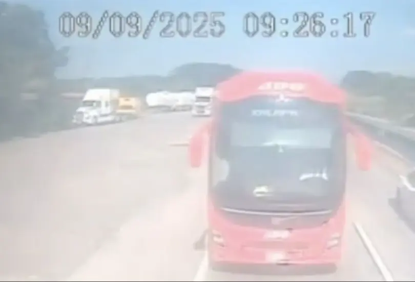 Un tráiler cargado con cervezas se impactó directamente contra la parte trasera del camión de pasajeros. Un tráiler cargado con cervezas se impactó directamente contra la parte trasera del camión de pasajeros.