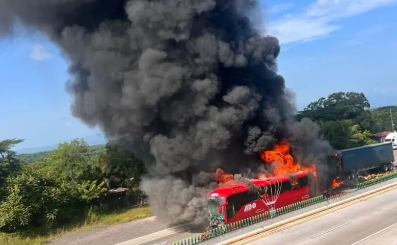 La magnitud del accidente obligó al cierre parcial de la autopista Córdoba-Veracruz durante varias horas. X.