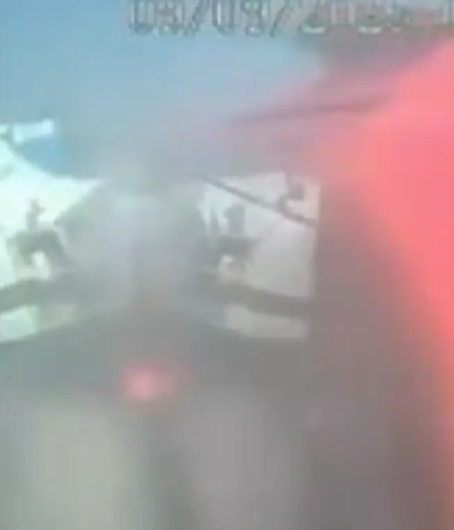 Los 12 pasajeros que viajaban en la unidad resultaron ilesos del fuego. Captura de pantalla.