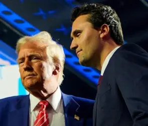 Muere Charlie Kirk, activista aliado de Trump, tras recibir disparo en conferencia universitaria