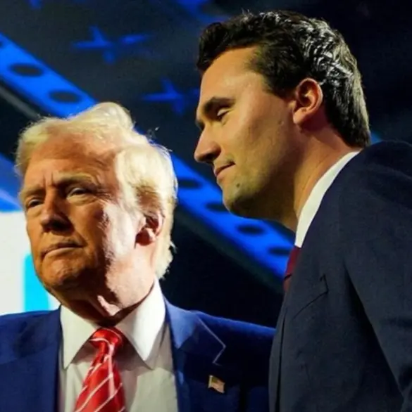 Muere Charlie Kirk, activista aliado de Trump, tras recibir disparo en conferencia universitaria