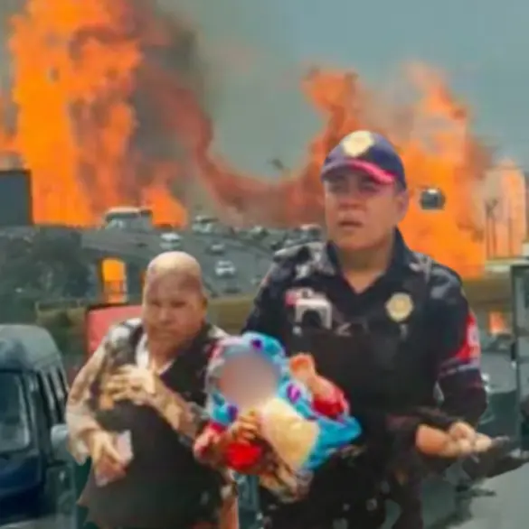 Policía salva a mujer y su bebé de la explosión de pipa en Iztapalapa