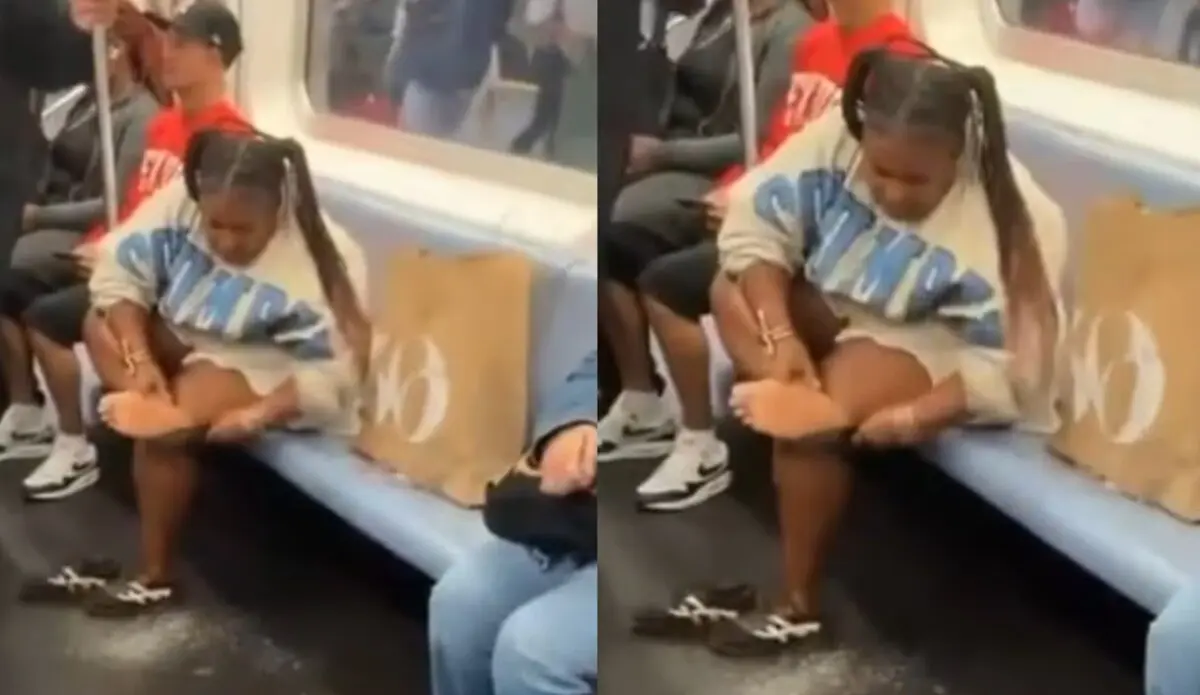 Se lima los talones en un vagón del Metro y causa indignación. 