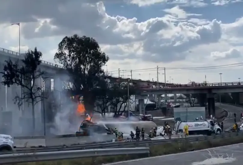 Explosión de pipa provoca incendio en el Puente de la Concordia, Iztapalapa