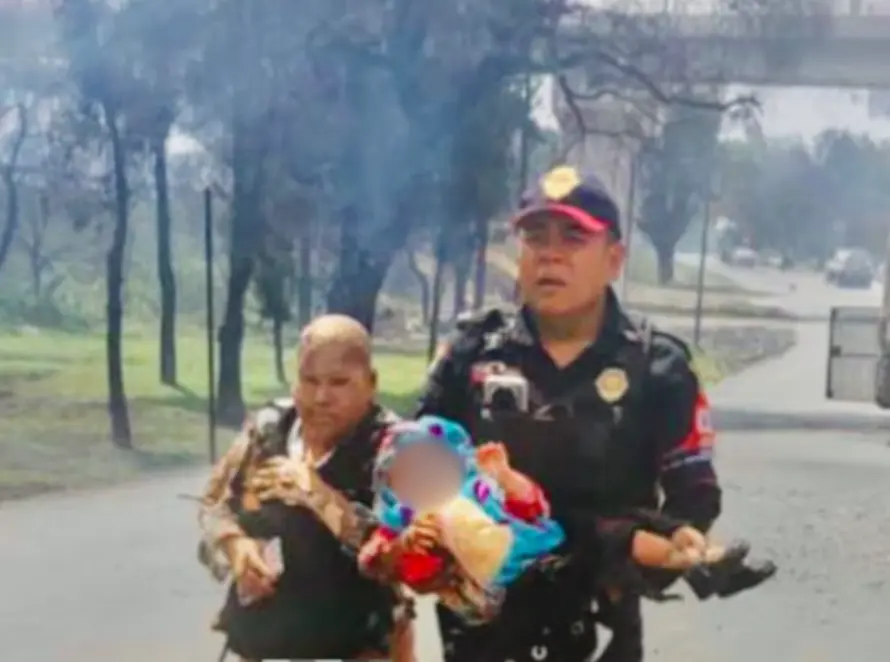 El policía logró rescatar a una mujer y su hija. Especial