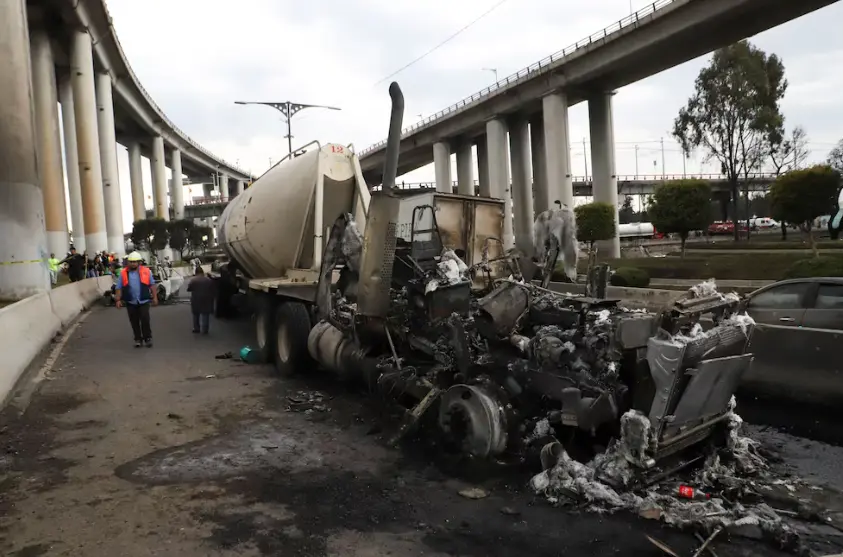 La pipa que transportaba casi 50 mil litros de Gas LP volcó sobre la Calzada Ignacio Zaragoza, causando una explosión. Especial
