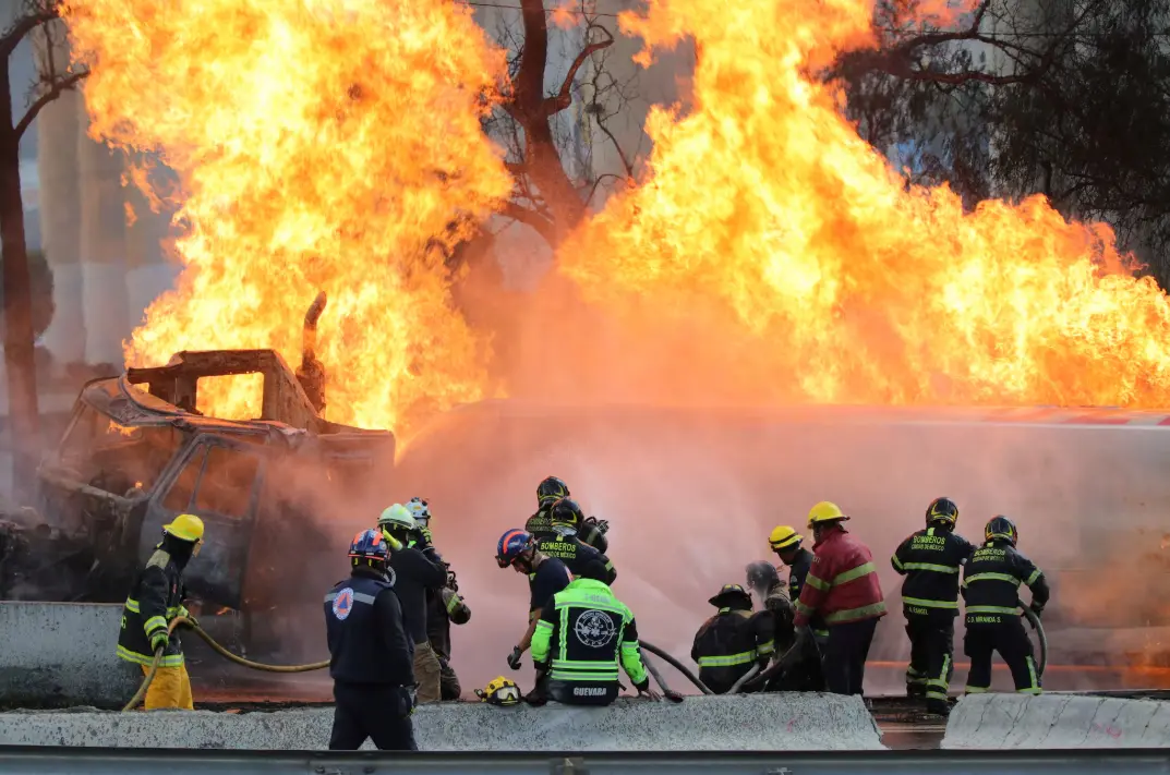 Cuerpos de emergencia intentado sofocar el fuego. Cuartoscuro