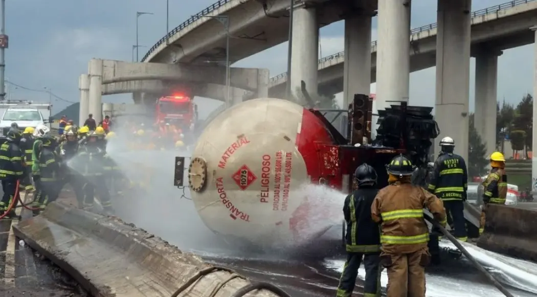 El accidente sucedió cuando una pipa con casi 50 mil litros de gas LP volcó sobre la Calzada Ignacio Zaragoza, provocando un incendio que se expandió en cuestión de segundos. Cuartoscuro.