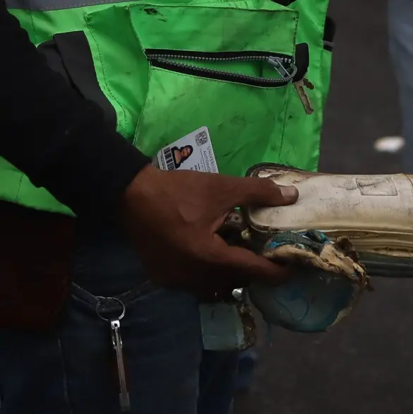 Un celular quemado, maquillaje y mochilas: las pertenencias encontradas tras la explosión en Iztapalapa
