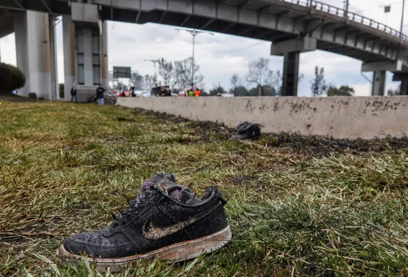 El accidente dejó hasta ahora un saldo de cuatro personas fallecidas y al menos 90 lesionadas.