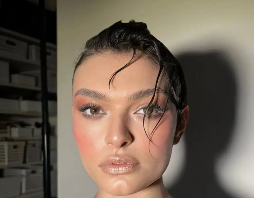 Vive en Buenos Aires, Argentina, junto a su madre y hermana.