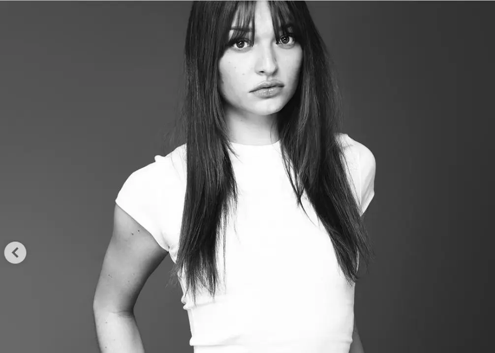 La joven ha comenzado su carrera como cantante, modelo y actriz.