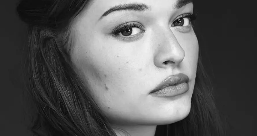 Tiene una hermana de 16 años llamada Mía.