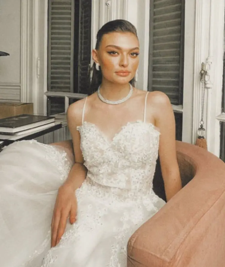 Además de la música, ha participado en algunas obras de teatro.