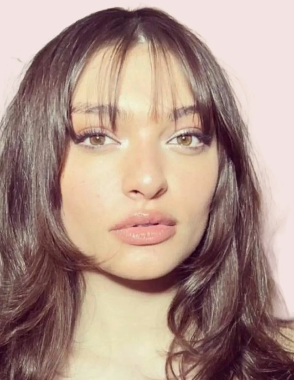 Es parte de un grupo musical llamado 'Sala de Máquinas Banda', donde también toca su papá.