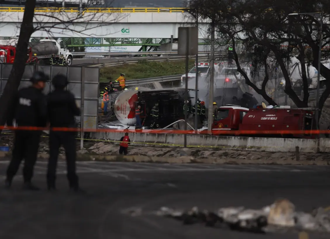 El accidente ocurrió cuando la pipa volcó en el Puente de La Concordia. Especial