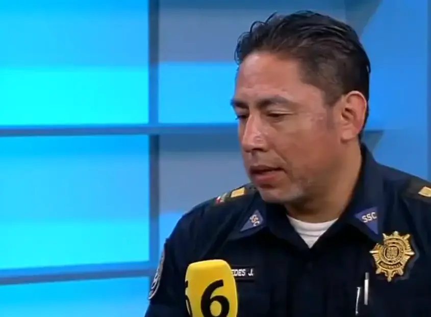 El suboficial Alberto Paredes Juárez, perteneciente al sector Teotongo de la Secretaría de Seguridad Ciudadana (SSC), fue uno de los héroes del lugar. Captura de pantalla.