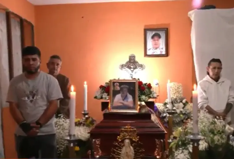 Con flores y lágrimas, despiden a Misael Cano, víctima de explosión de pipa en Iztapalapa