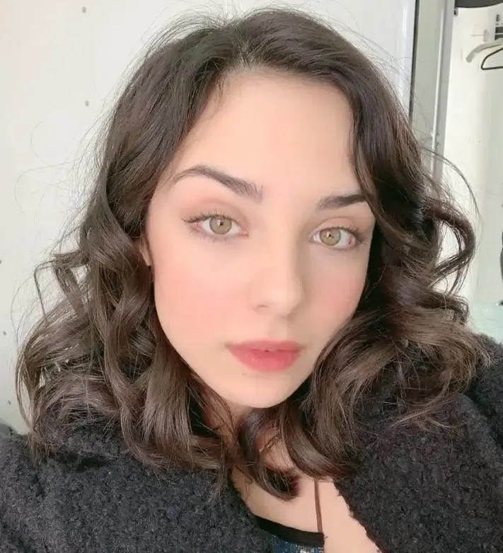 Tomó varios cursos de actuación en México y luego se fue a Los Ángeles para complementar sus estudios.