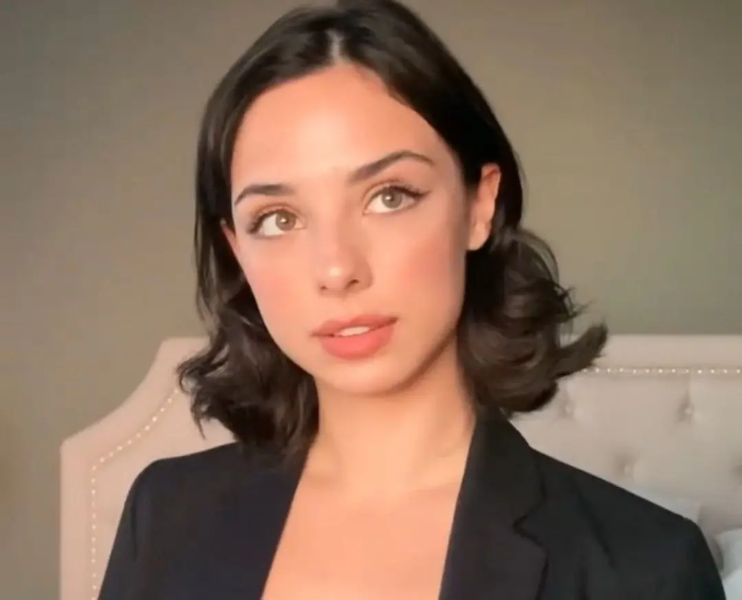 En 2013, debutó como actriz en la serie 'Gossip Girl Acapulco', un remake de la serie estadounidense.